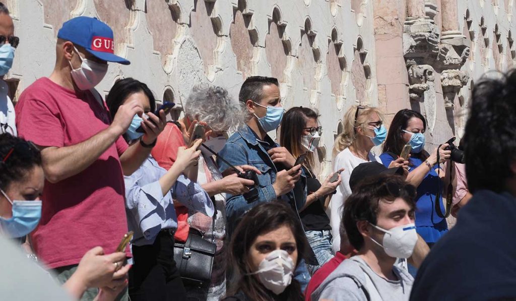 Perugia masks covid people crowd event